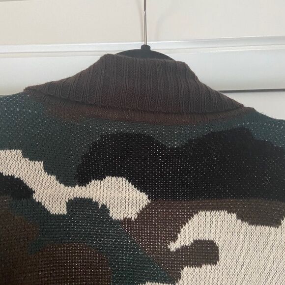 Romeo and Juliet Couture Camo Open Sweater - Picture 7 of 8